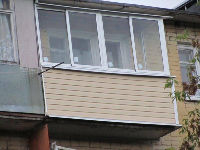 Работа выполненная компанией ГлавПластОкна - Балкон с крышей обшитый сайдингом