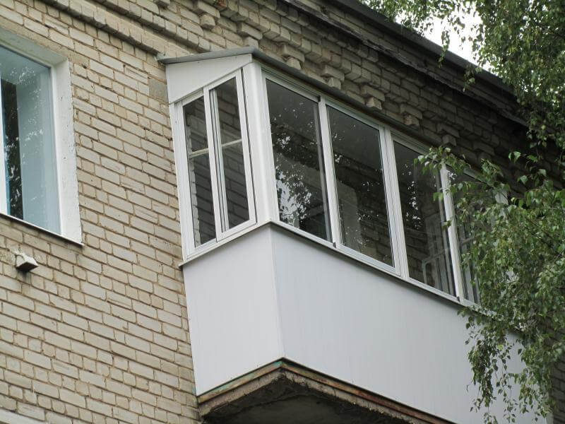 Работа выполненная компанией ГлавПластОкна - Балкон с крышей обшитый панелями