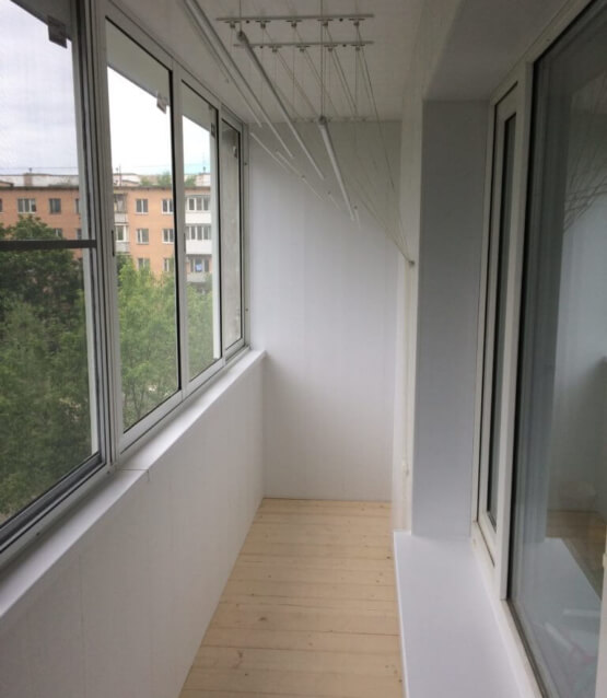 Балкон обшитый белыми пвх панелями