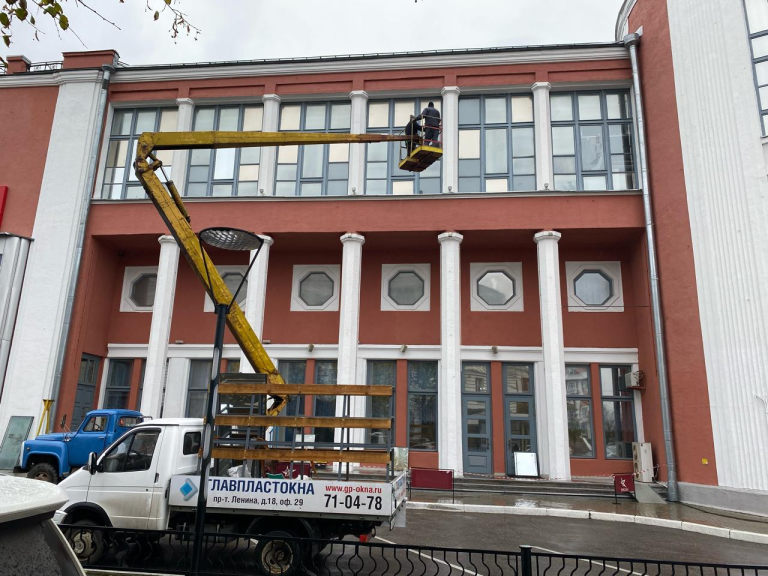 Замена стеклопакетов в кинотеатре Звезда